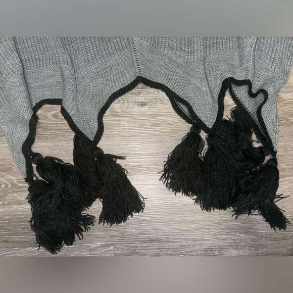 BNWT Vince Camuto Gray & Black Knit Poncho with Tassels - One Size - Picture 5 of 6